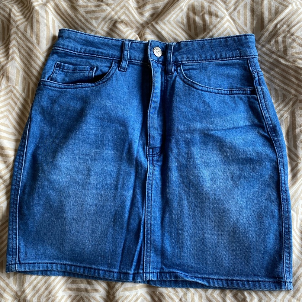 Denim Skirt, Tight fit, medium stretch. Size 9. Lee’s brand.
